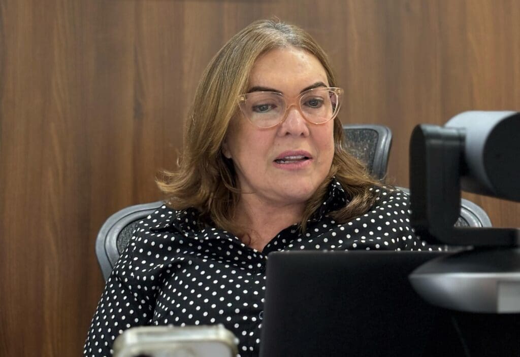 Fale com a Secretária: Fátima Gavioli atende servidores, pais e alunos on-line