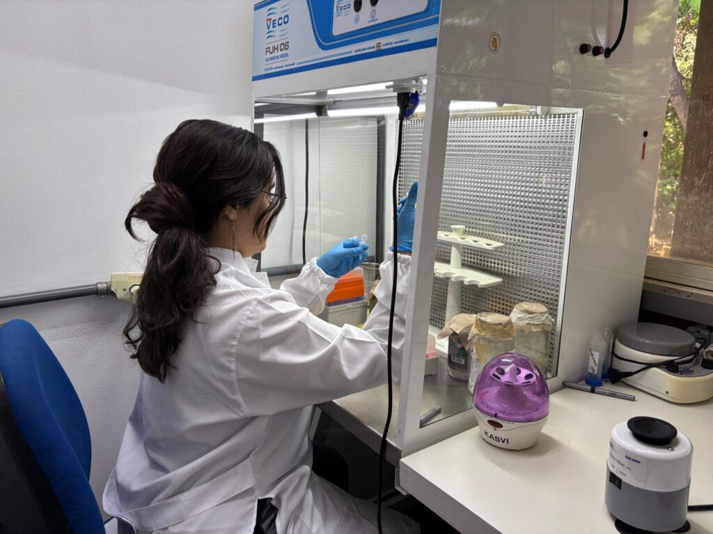 Mulher em laboratório de pesquisa