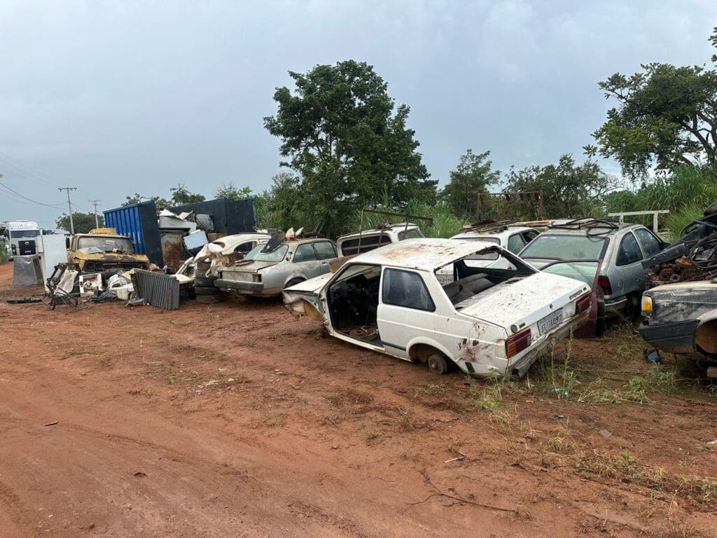 Patrulha Detran remove veículos abandonados em Aragoiânia