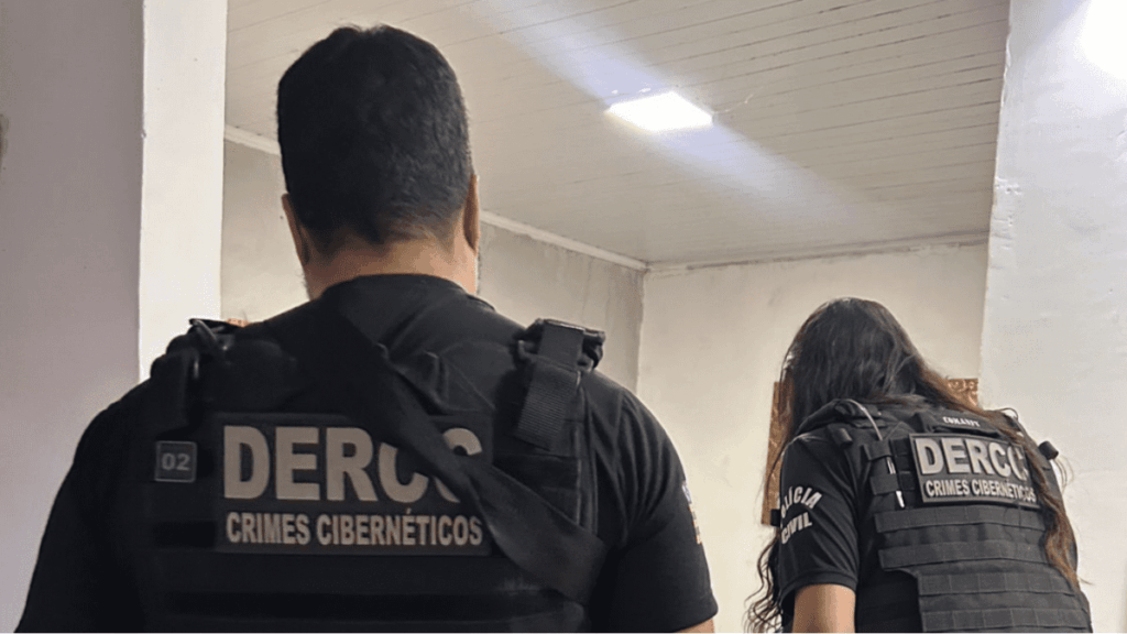 Policiais da delegacia de crimes cibernéticos