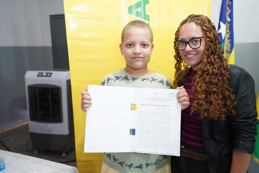 Escrituras de casas a custo zero são entregues em Santo Antônio de Goiás