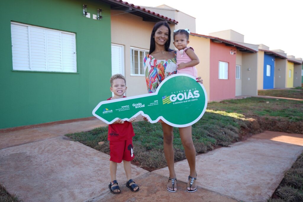Família recebe moradia pelo programa Casas a Custo Zero
