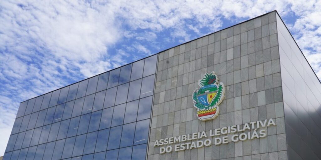 Fapeg recebe homenagem da Alego pelos 20 anos de atuação em Goiás