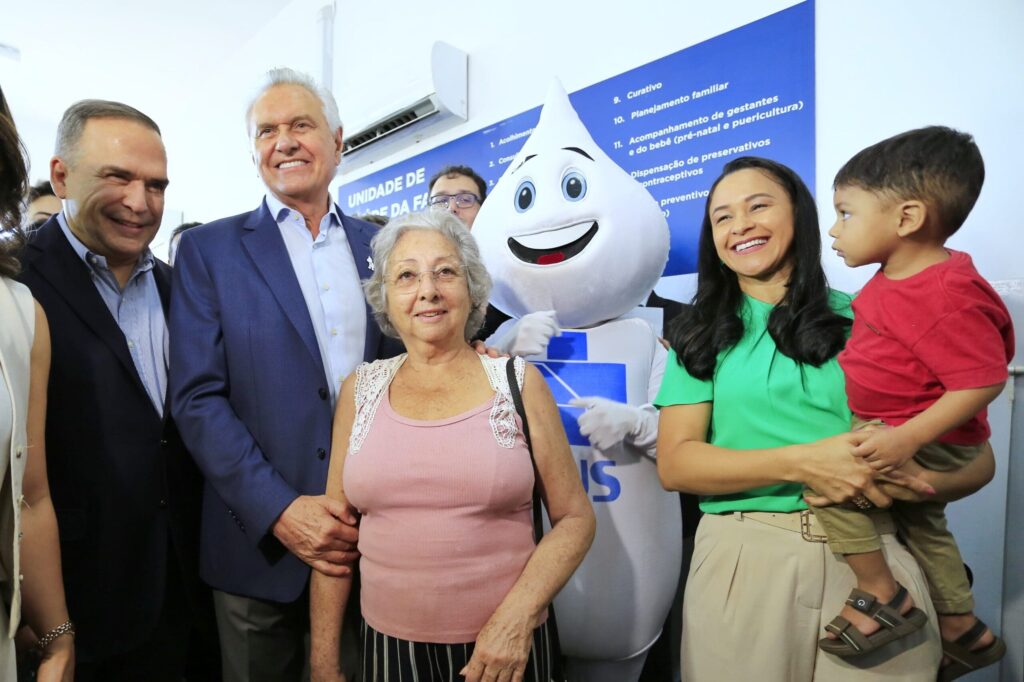 Ao lado do prefeito Sandro Mabel, Caiado lança vacinação contra Influenza em Goiânia: meta é imunizar 90% do público-alvo em todo estado (Fotos: André Saddi(