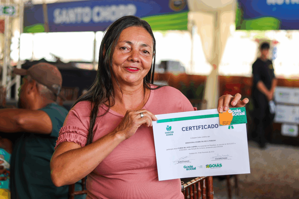 Mulher recebe cartão do crédito social