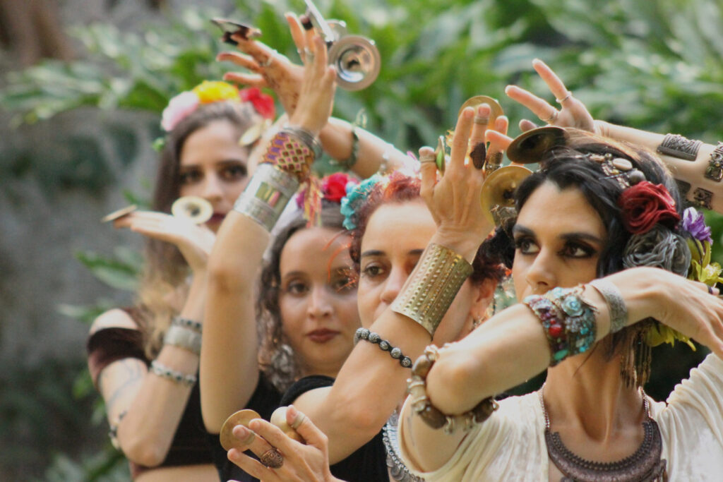 Cia Anhuma mosrta estilo tribal