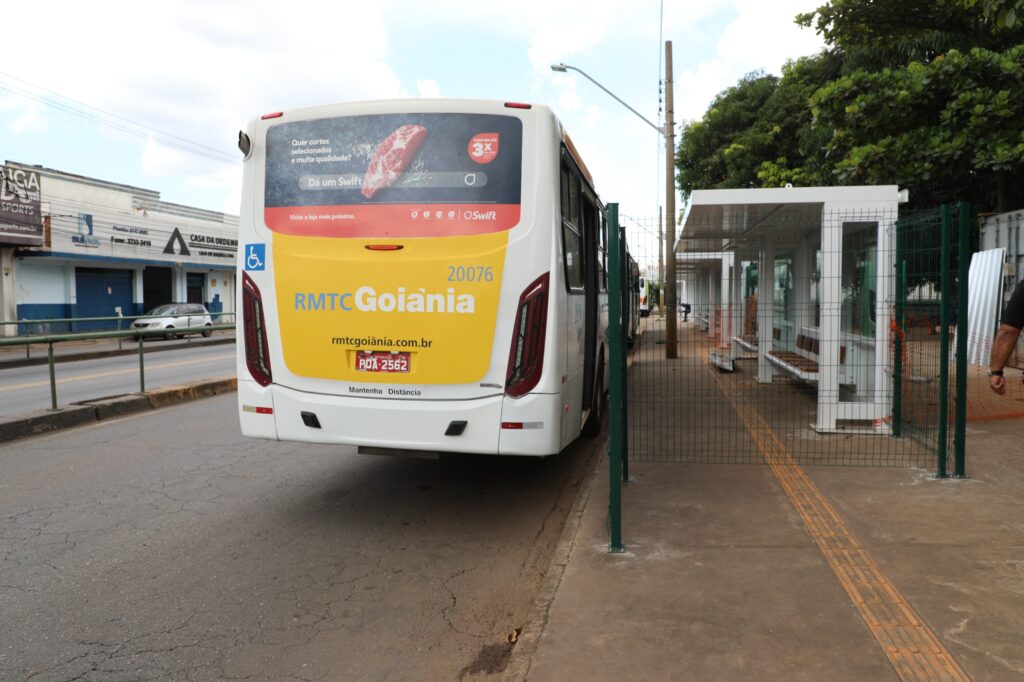 Estrutura provisória de ponto de onibus