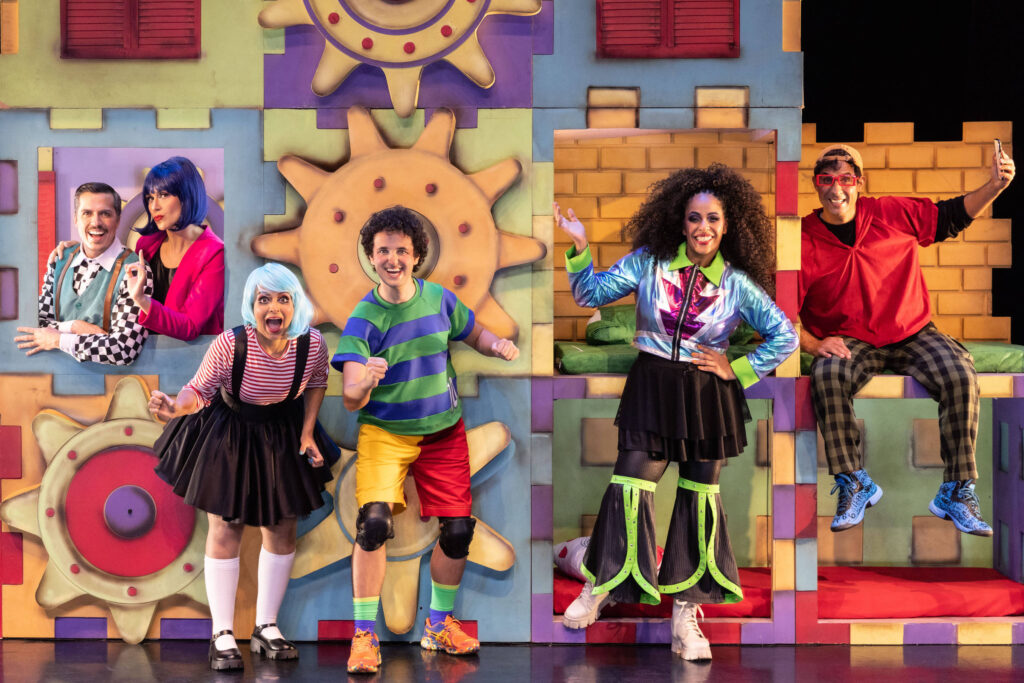 Teatro Goiânia recebe espetáculo Família Din DIn