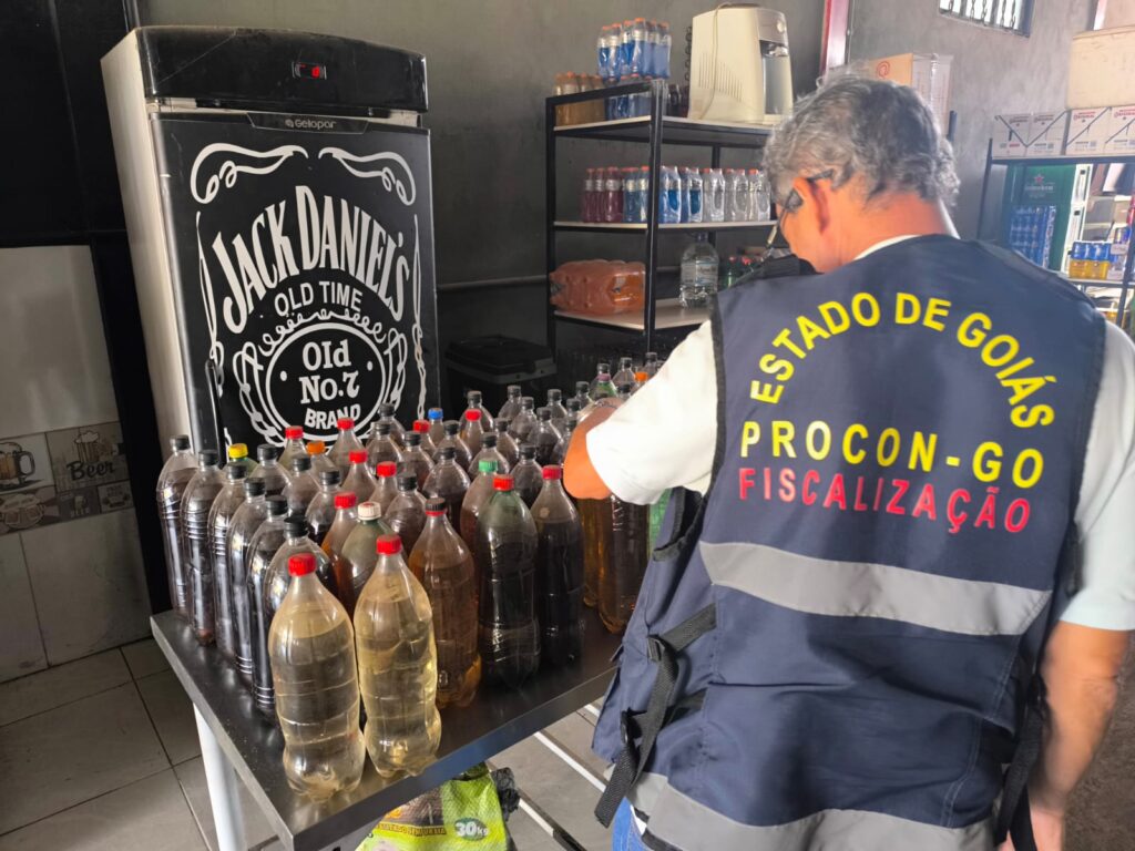 Fiscais do Procon apreendem garrafas de cachaça