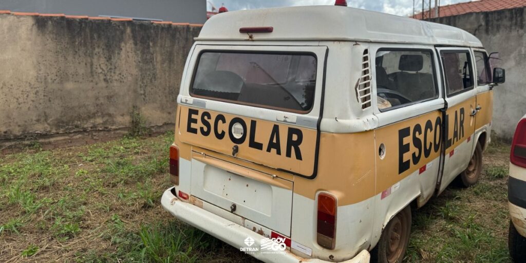 Kombi do transporte escolar vistoria pelo Detran
