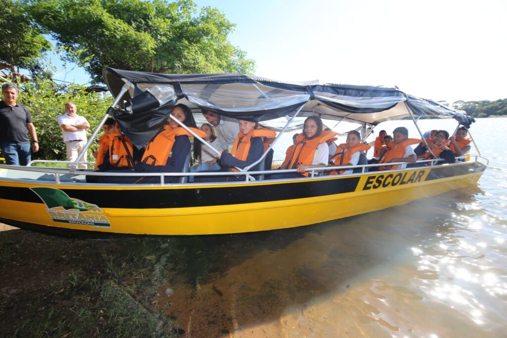 Lancha para transporte escolar com alunos dentro