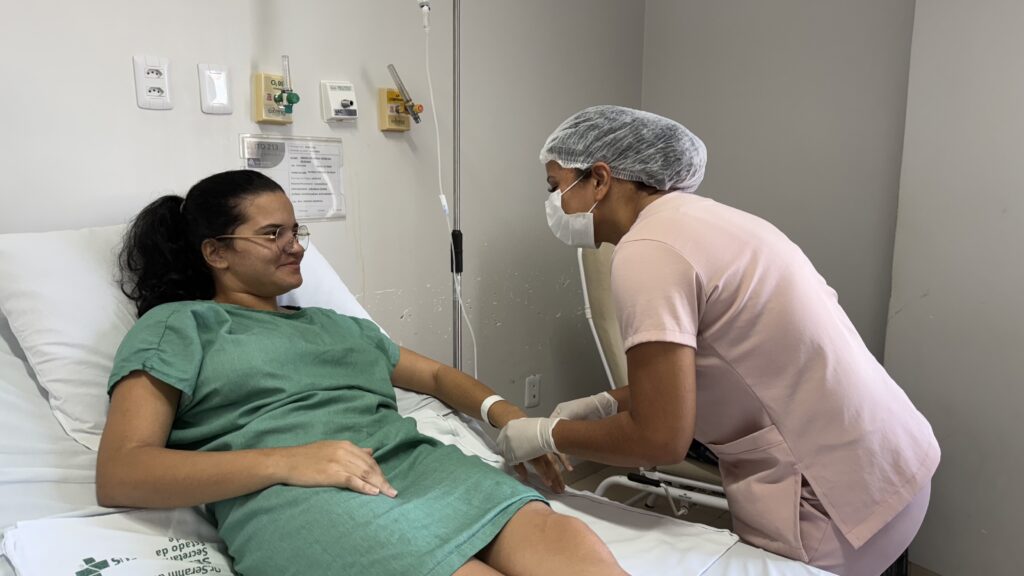Paciente do Hospital de Jataí sendo atendida no quarto