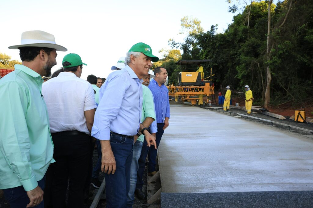 Caiado vistoria obras da restauração e duplicação da GO-210, em Rio Verde