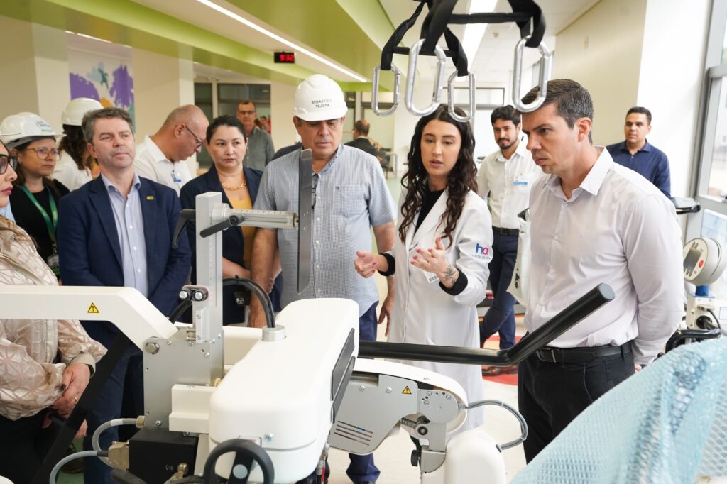 DJ Alok visita obras do Cora ao lado de Daniel Vilela e Gracinha