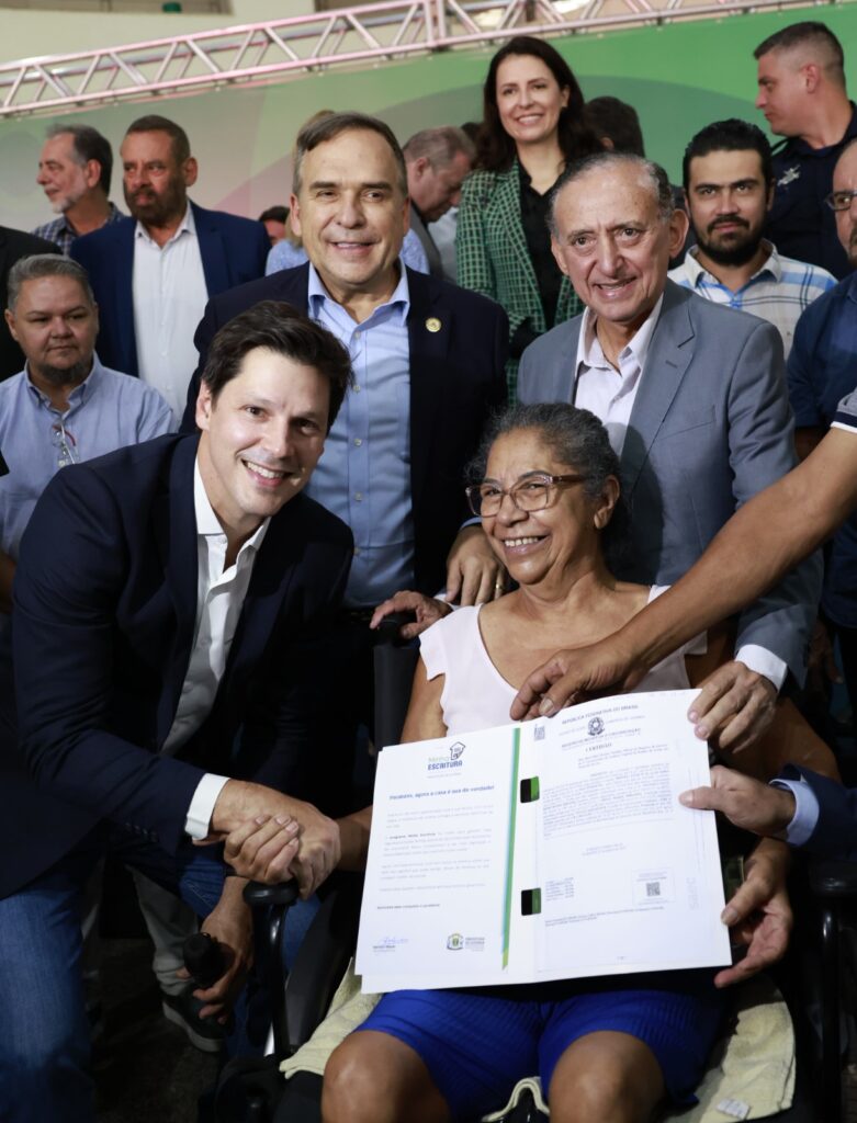 Daniel Vilela e Sandro Mabel entregam 700 escrituras a famílias de Goiânia