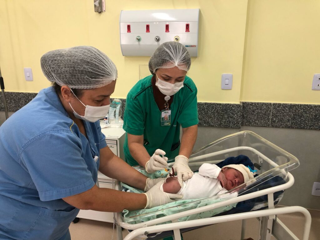 Hospital de Águas Lindas vacina recém-nascidos ainda na maternidade