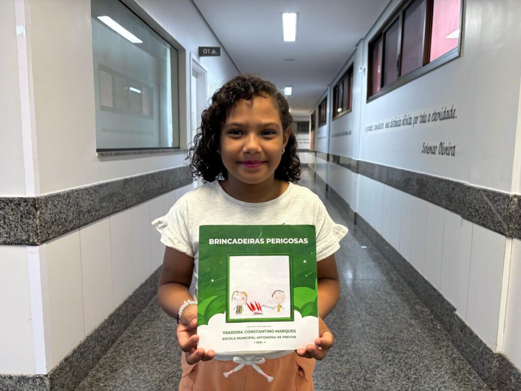 Criança atendida no Hugol escreve livro sobre queimaduras