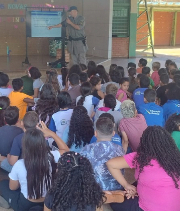 Policial militar do Batalhão Escolar em escola