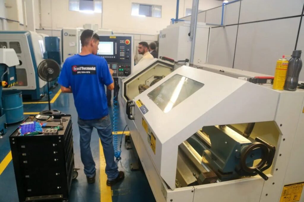 Homem trabalhando na indústria