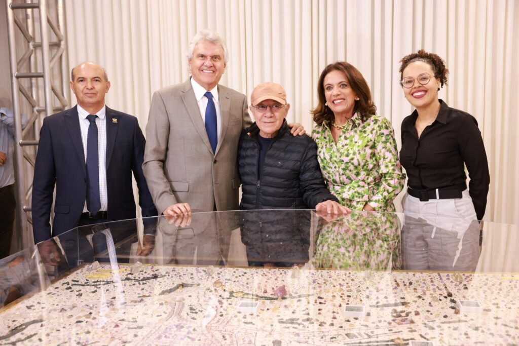 Caiado apresenta obra de arte comemorativa aos 300 anos da cidade de Goiás