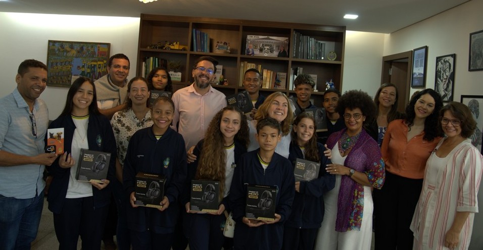 Abril Laranja nas Escolas conscientiza sobre maus-tratos a animais