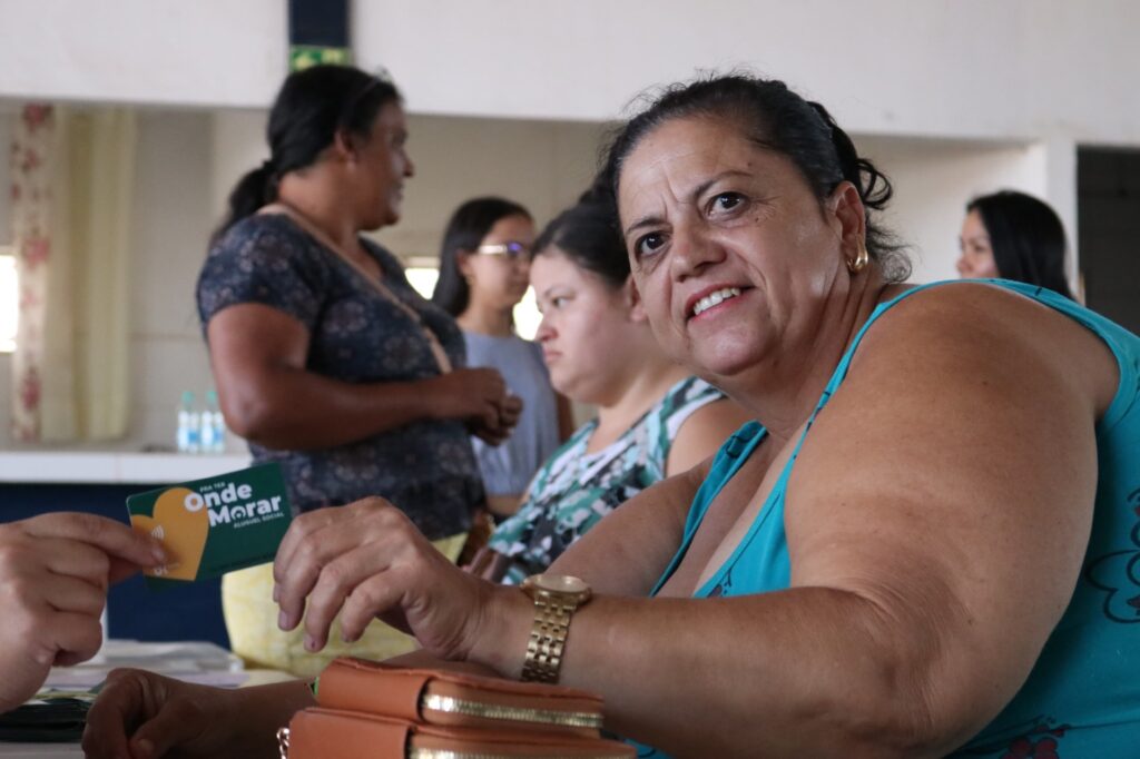 Governo de Goiás entrega 45 cartões do Aluguel Social em Carmo do Rio Verde