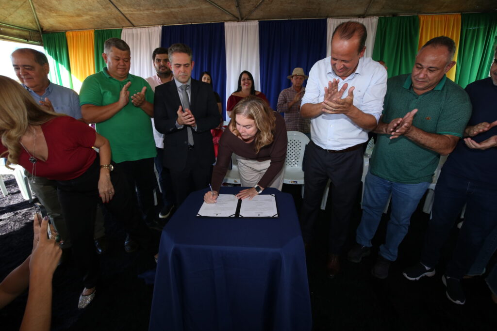 Assinatura para construção de colégio padrão século XXI