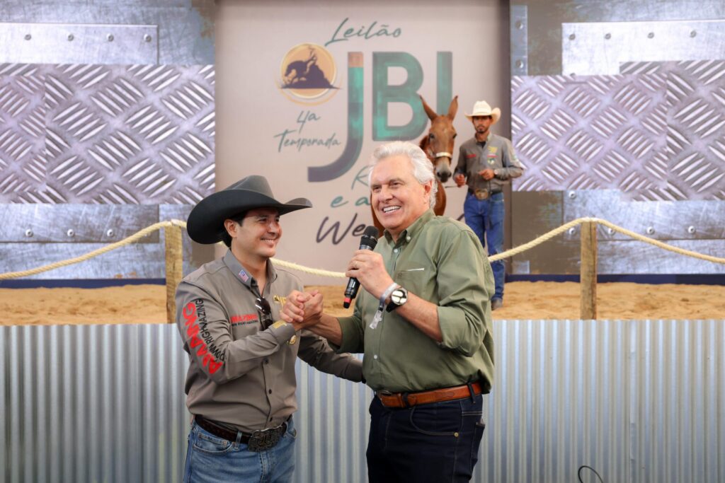 Leilão em Nazário reúne artistas e arrecada R$ 400 mil para o Cora