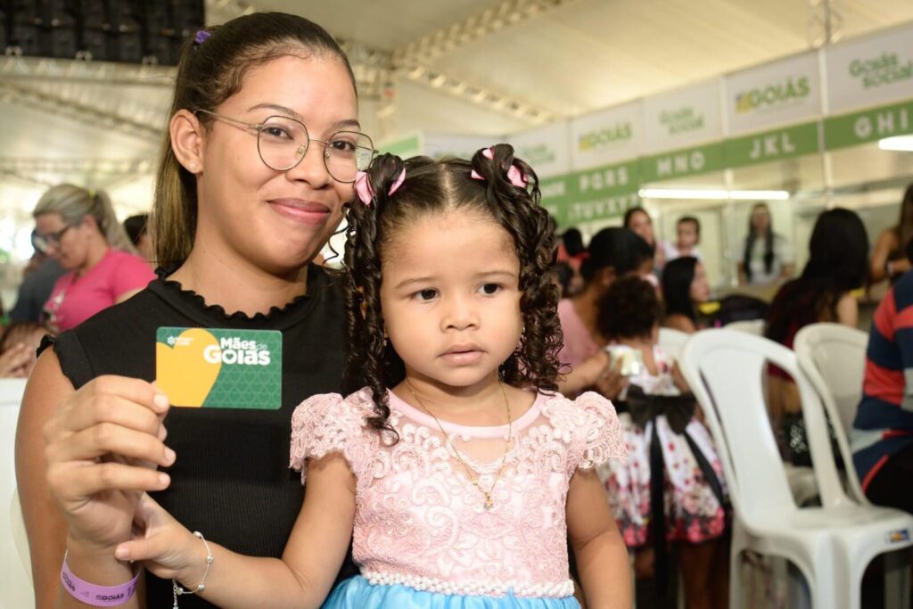 Mãe e filha com cartão do Mães de Goiás