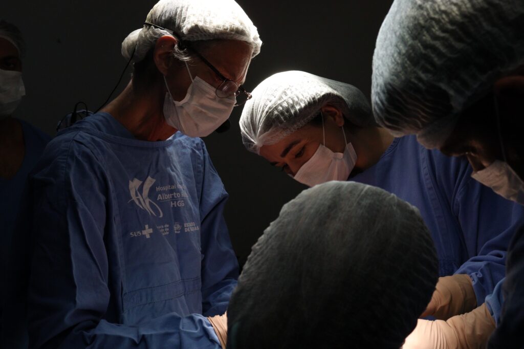 Cirurgia sendo realizada no HGG