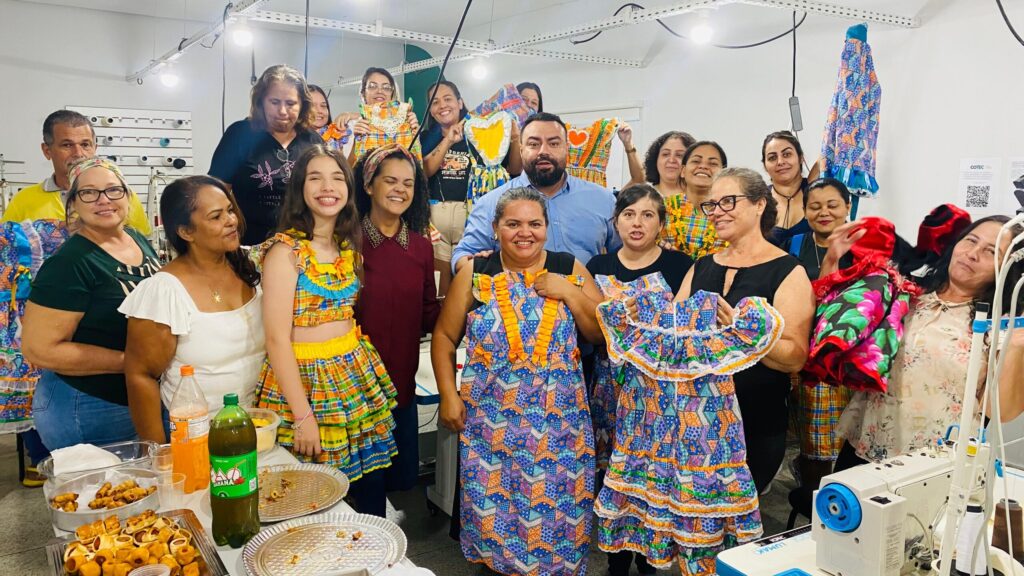 Alunos do curso de roupa para festa junina no Cotec