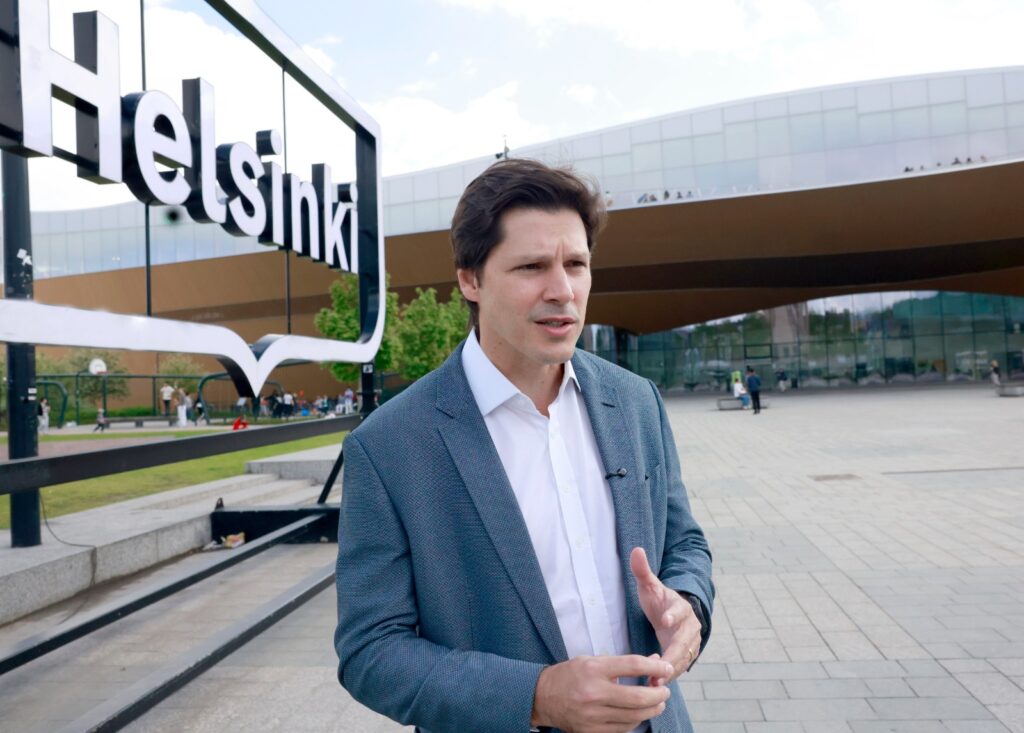 Daniel Vilela conhece modelo finlandês que usa tecnologia para ampliar acesso à educação e à cultura