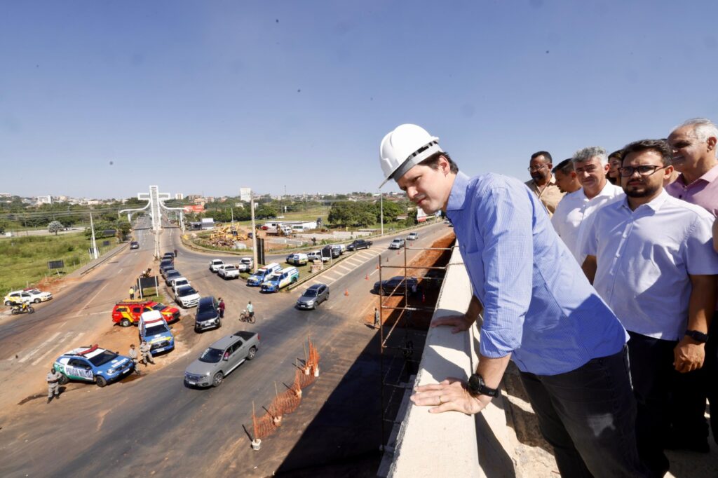 Daniel Vilela vistoria obras do Viaduto Portal da Fé em Trindade