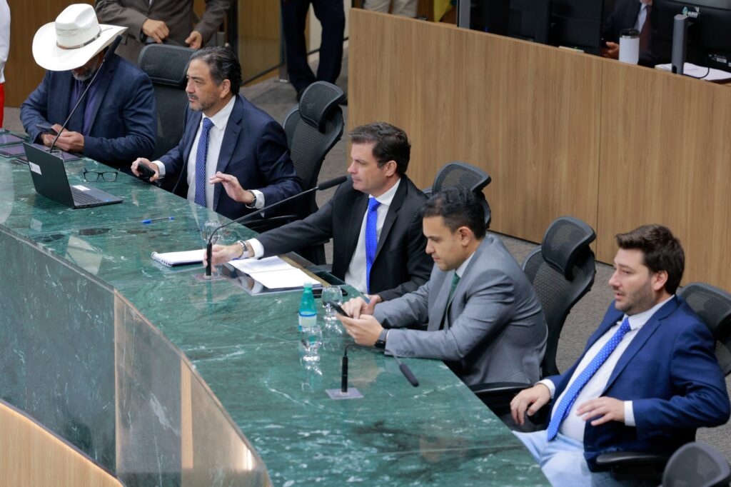 Deputados na sessão que aprova saída do RRF