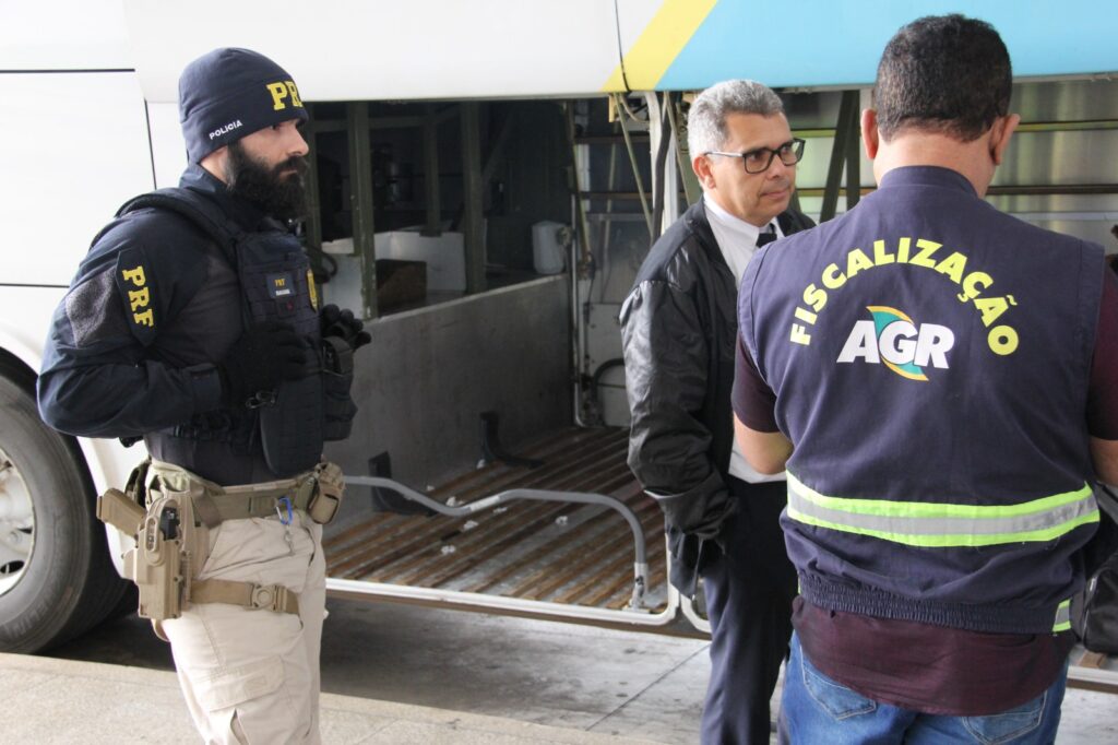 Fiscal da AGR e policial da PRF na rodoviária em operação conjunta de fiscalização de transporte