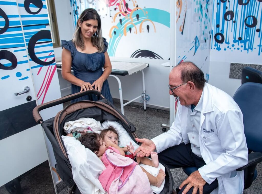 Gêmeas Kiraz e Aruna são internadas no Hecad para cirurgia de separação