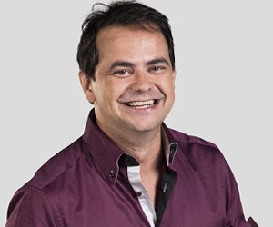 Carioca se apresenta no Teatro Goiânia