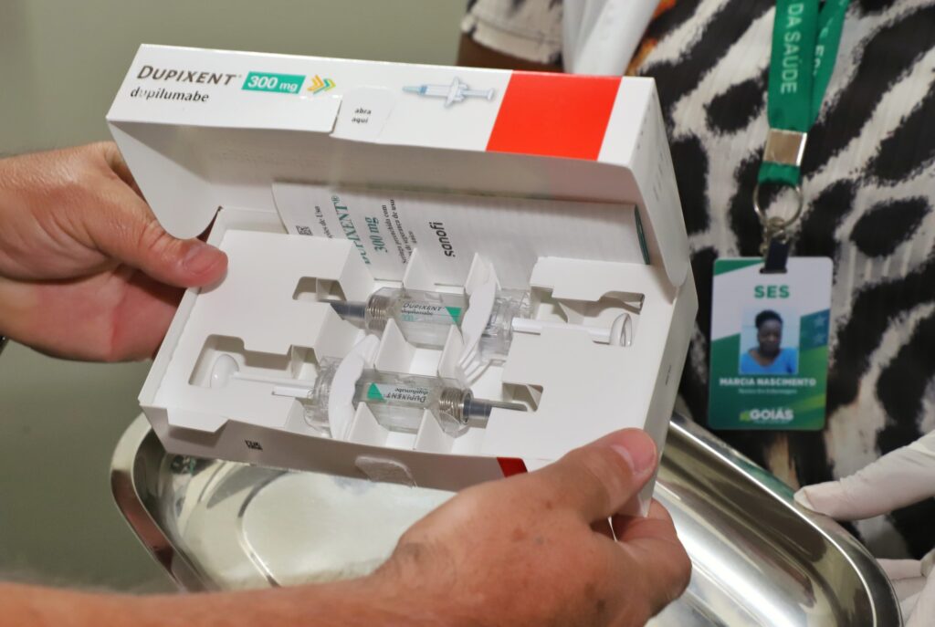 Mão mostra medicação para dermatite atópica