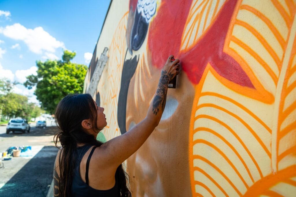 mural assinado pela artista visual Jessica Muriel no Setor Negrão de Lima