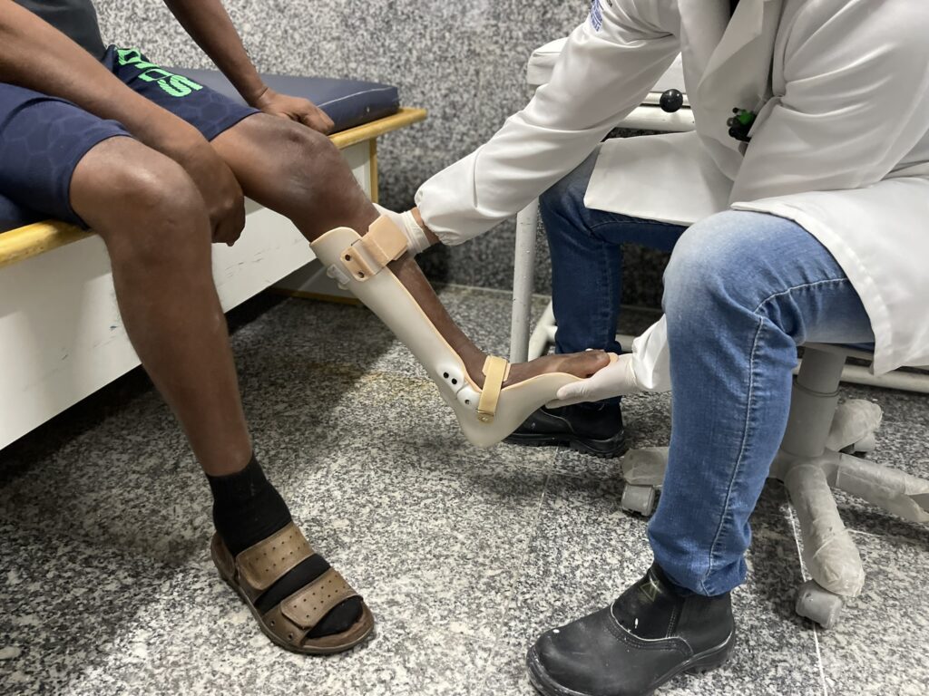 Crer entrega 300 dispositivos ortopédicos na cidade de Goiás