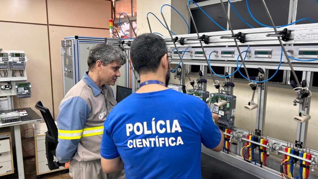 Policial aprende sobre aparelhos usados para identificar manipulações em medidores de energia