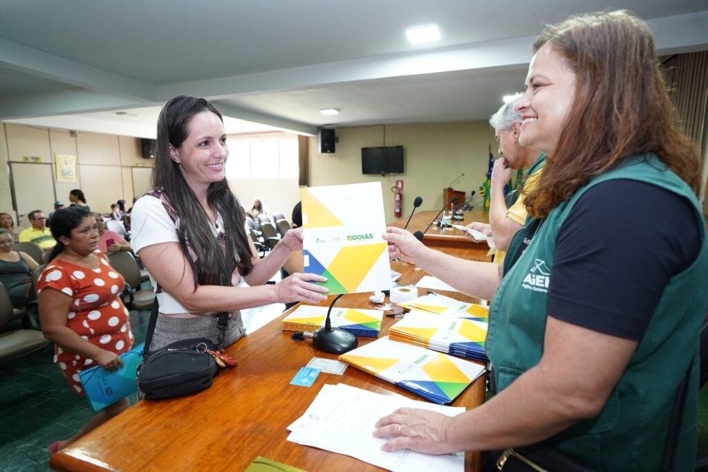 Agehab beneficia com escrituras 80 famílias de Nova Glória