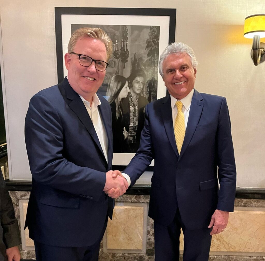 Amazon avalia investir em Goiás após conhecer política estadual de IA