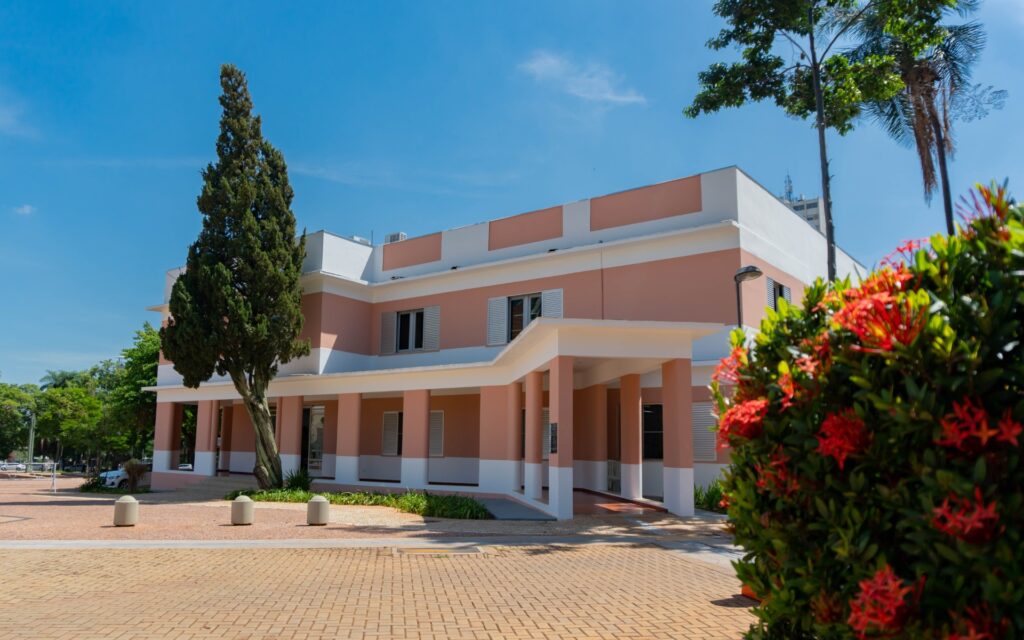 Goiás celebra adesão histórica de todos os municípios goianos à Pnab - sede da Secult na Praça Cívica nas cores rosa e branco