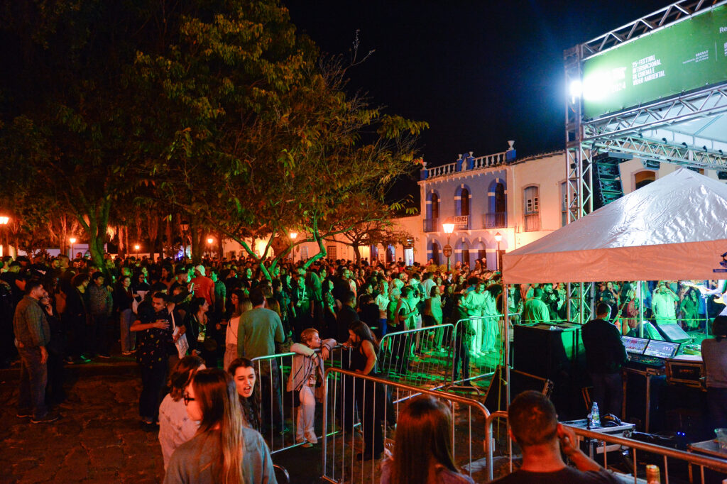 Com investimento recorde, Fica começa nesta terça - frequentadores do Fica nas ruas de Goiás durante à noite