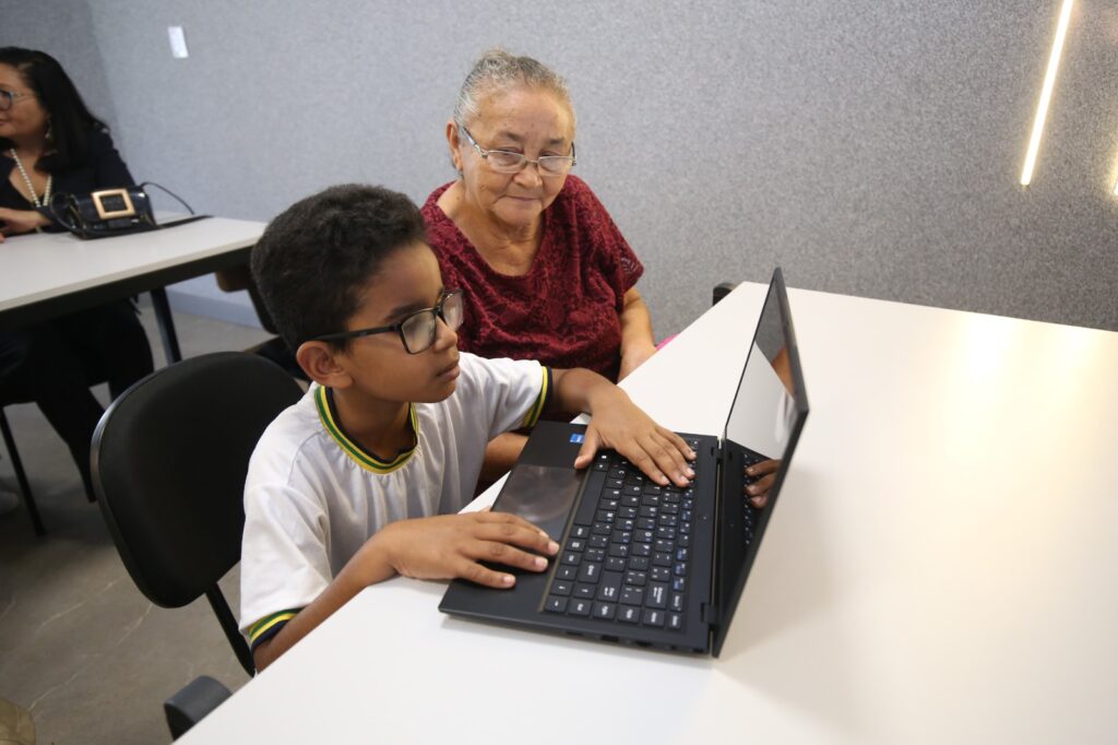 Governo entrega notebooks adaptados para estudantes com deficiência visual