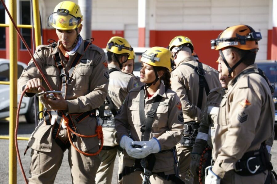 Bombeiros fazem nova capacitação de salvamento em altura
