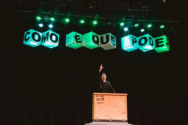 Espetáculo "Como é que pode?" no Teatro Goiânia