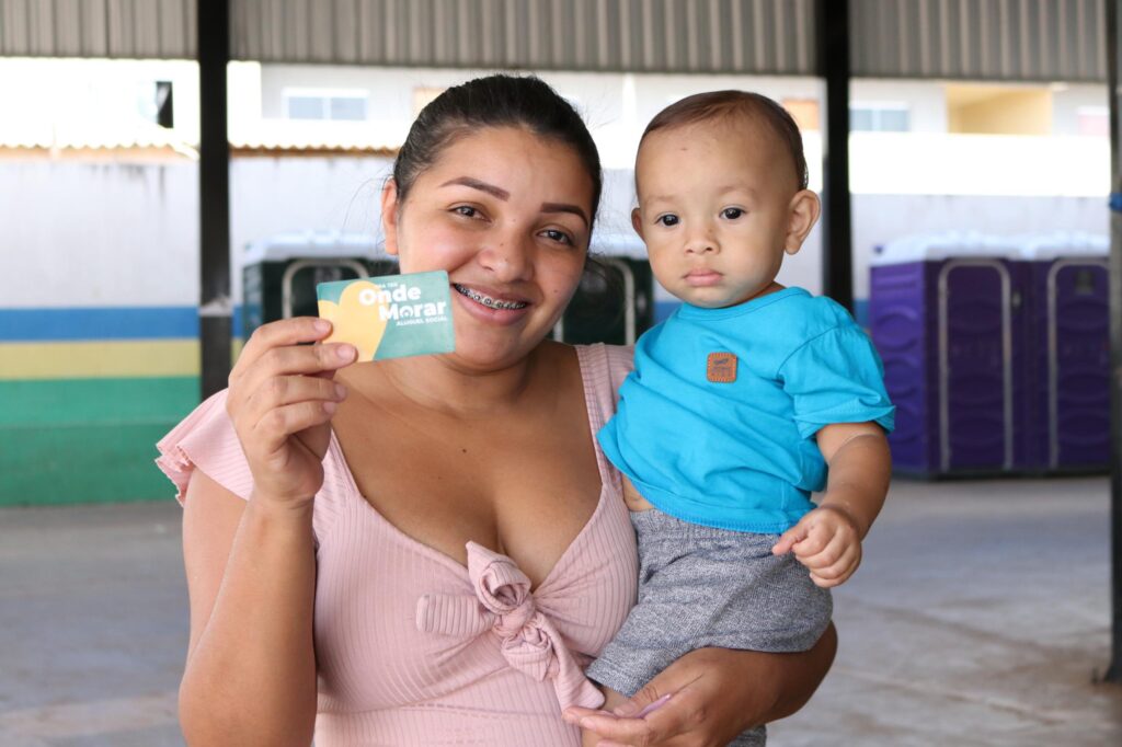 Agehab entrega 62 cartões do Aluguel Social em Campinorte