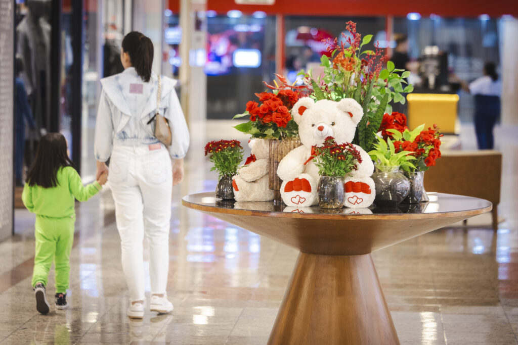 mãe e filha passeiam pelo shopping